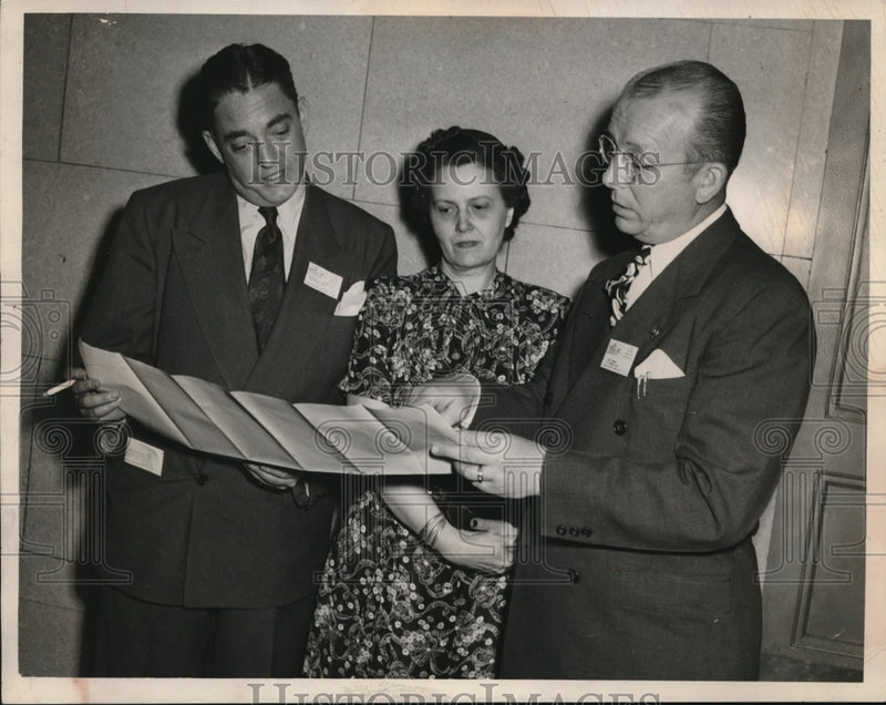 Load image into Gallery viewer, 1948 Press Photo Leonard S. Labowitch, Mrs. Hazel Knight, and J. Milton Busch
