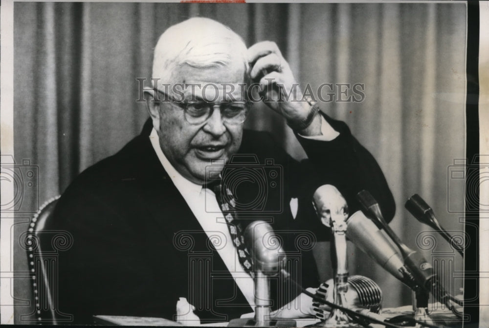 1956 Press Photo Defense Secy CE Wilson in his press conference at the Pentagon
