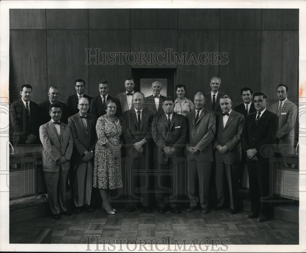1961 Press Photo M. Zaderecky is a subscriber of the Gold Heart subscribers