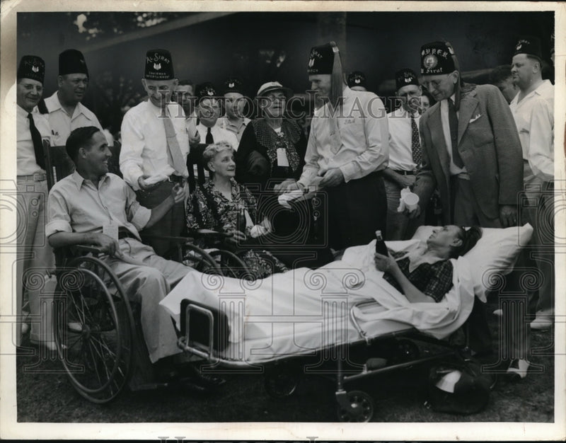 Load image into Gallery viewer, 1940 Press Photo R. Zimmerman and F. Scheneider with Buehler and Skinner
