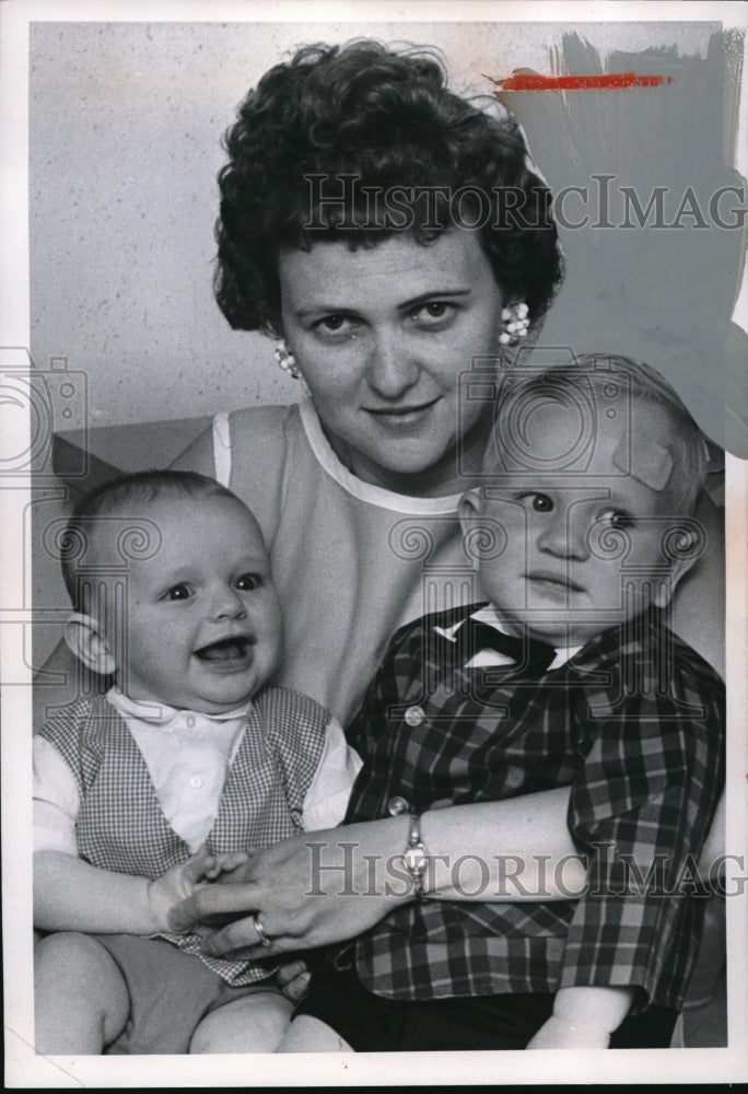 Load image into Gallery viewer, 1961 Press Photo Mrs John Manet with Jimmy and John
