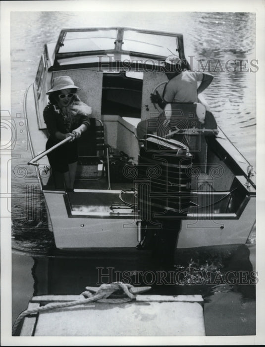 1962 Press Photo Surest way to spot a landlubber is to watch him dock.