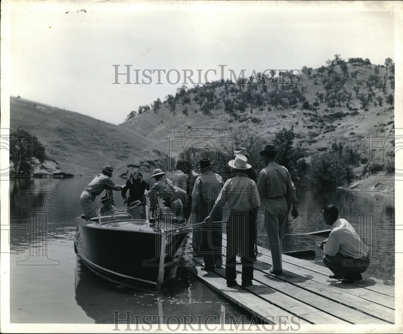 Load image into Gallery viewer, 1943 Press Photo Friant old resident Khart to Millerton Lake
