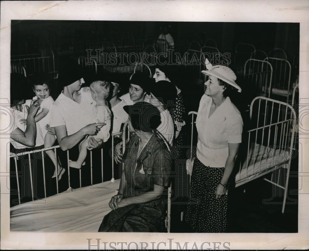 1936 Press Photo The Girl Scouts pay a visit to New york Founding Hospital