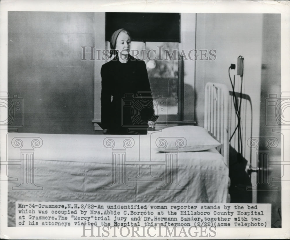 1950 Press Photo Unidentified woman reporter stands by the bed - ned02926