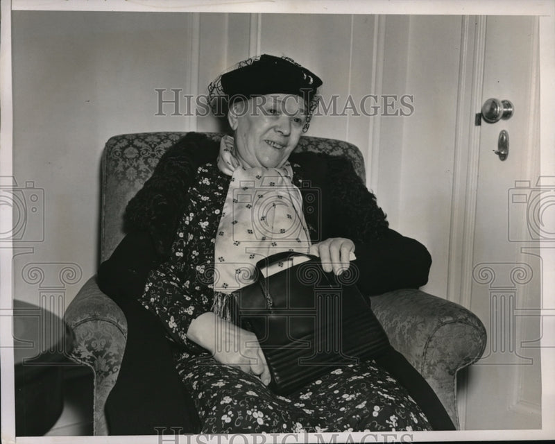 Load image into Gallery viewer, 1938 Press Photo Mrs Anna Breault
