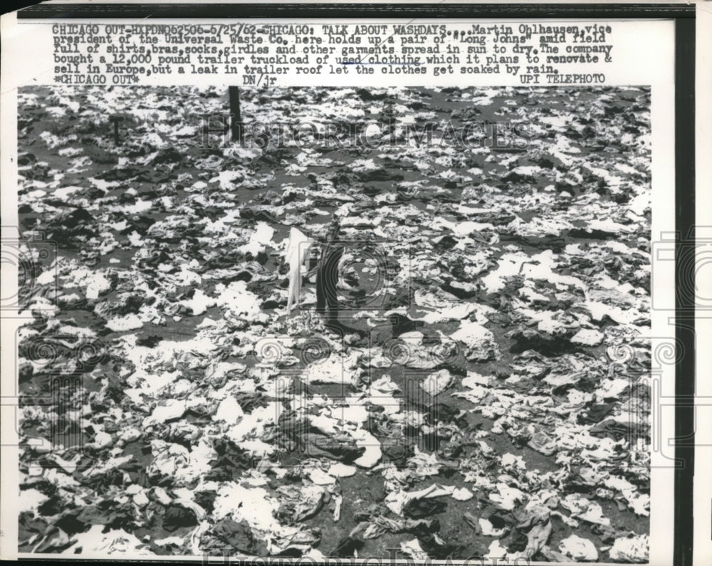 1962 Press Photo Chicago IL, Used clothing for sale after washdays!