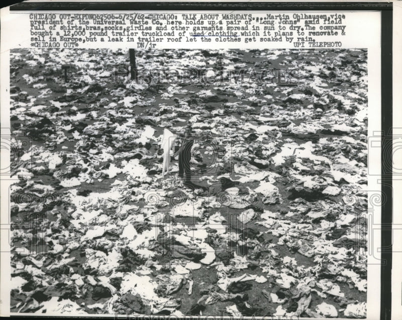 Load image into Gallery viewer, 1962 Press Photo Chicago IL, Used clothing for sale after washdays!
