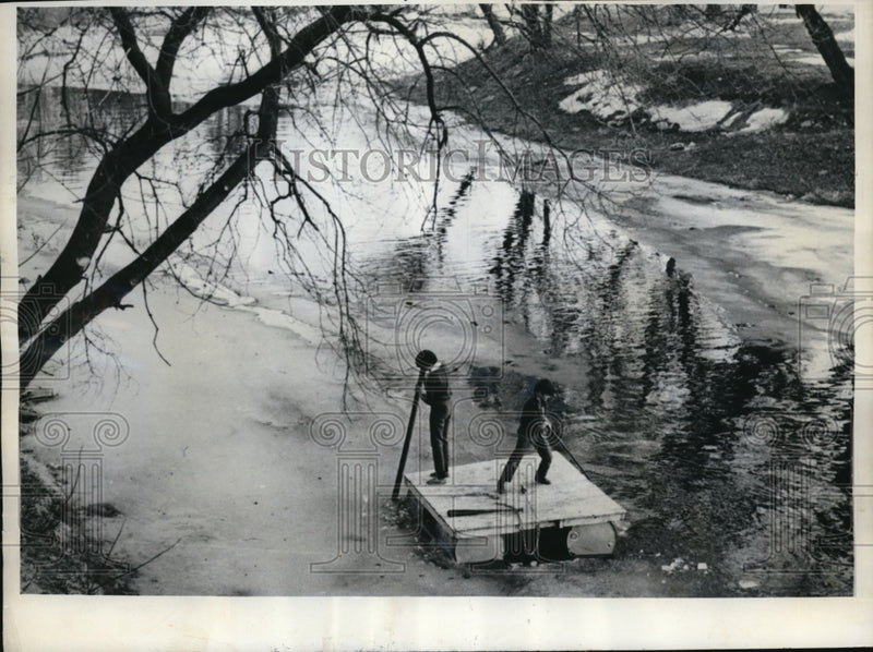 Load image into Gallery viewer, 1969 Press Photo Larry and Richard Liebnow at the Rock River
