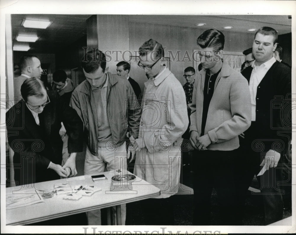 1966 Press Photo At Cleveland State University students were fingerprinted