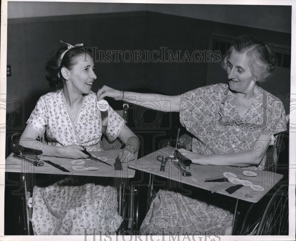 1956 Press Photo Mrs Margaret McHenry and Mrs Ann Rattay At Highland View Hosp