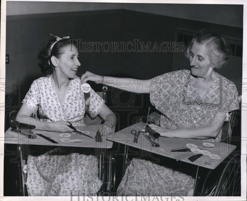 Load image into Gallery viewer, 1956 Press Photo Mrs Margaret McHenry and Mrs Ann Rattay At Highland View Hosp
