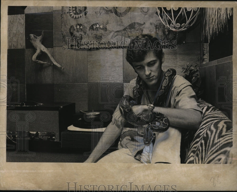 1969 Press Photo Bela DeMeter and his seven foot python