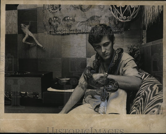 1969 Press Photo Bela DeMeter and his seven foot python