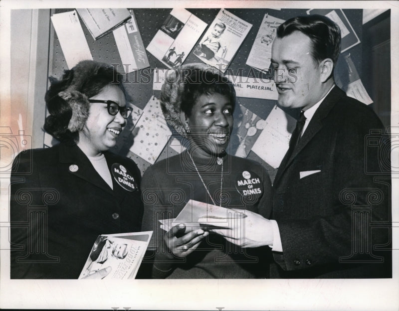 Load image into Gallery viewer, 1966 Press Photo March of Dimes campaign G Robinson, C Doxator,D Brown
