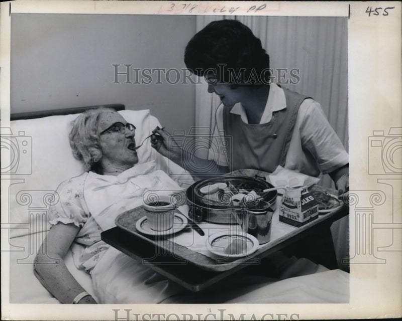 Load image into Gallery viewer, 1962 Press Photo Franklin Ind Lilyan DeVore at Johnston Memorial Hospital
