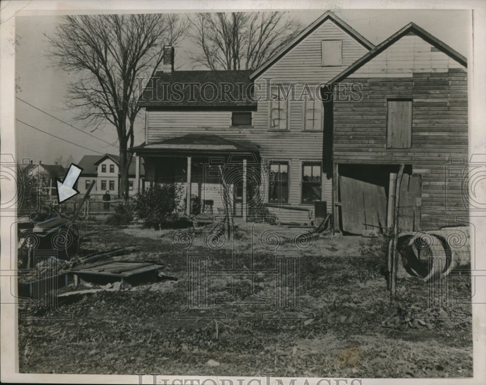 1938 Press Photo Mrs Trow's garden where body was buried under junk