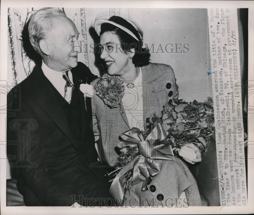 1951 Press Photo Chicago Mrs Martha Fish Mother of Year award to Bruno Czaikowsk