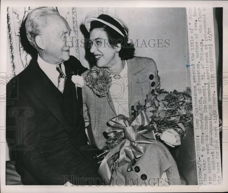 Load image into Gallery viewer, 1951 Press Photo Chicago Mrs Martha Fish Mother of Year award to Bruno Czaikowsk
