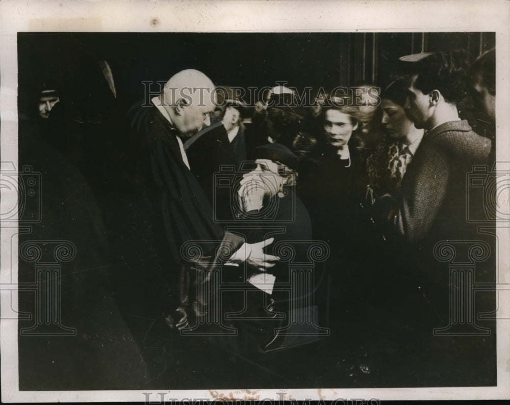 1935 Press Photo German wife of Col Octave Dumoulin as French husband sentenced