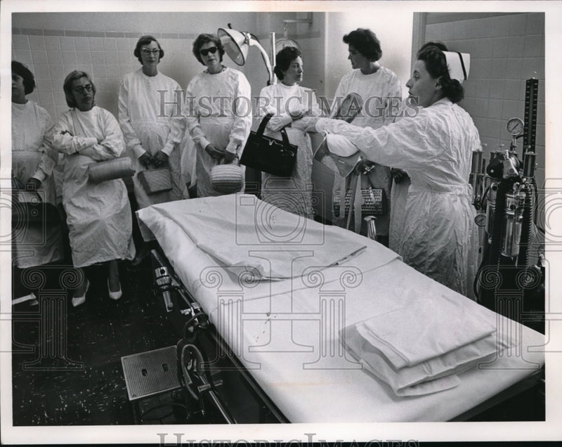 Load image into Gallery viewer, 1962 Press Photo The medical staffs at the Mac Donald House
