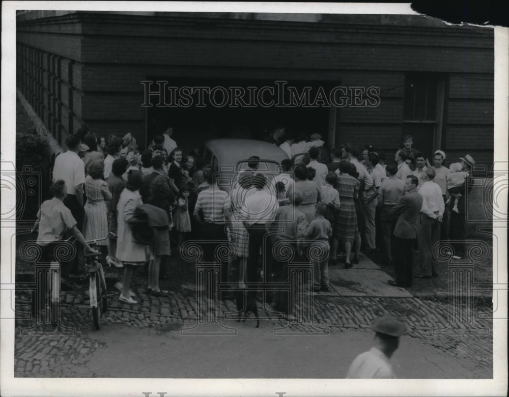 1943 Press Photo Food poisoning victims at picnic in Erie Pa treated