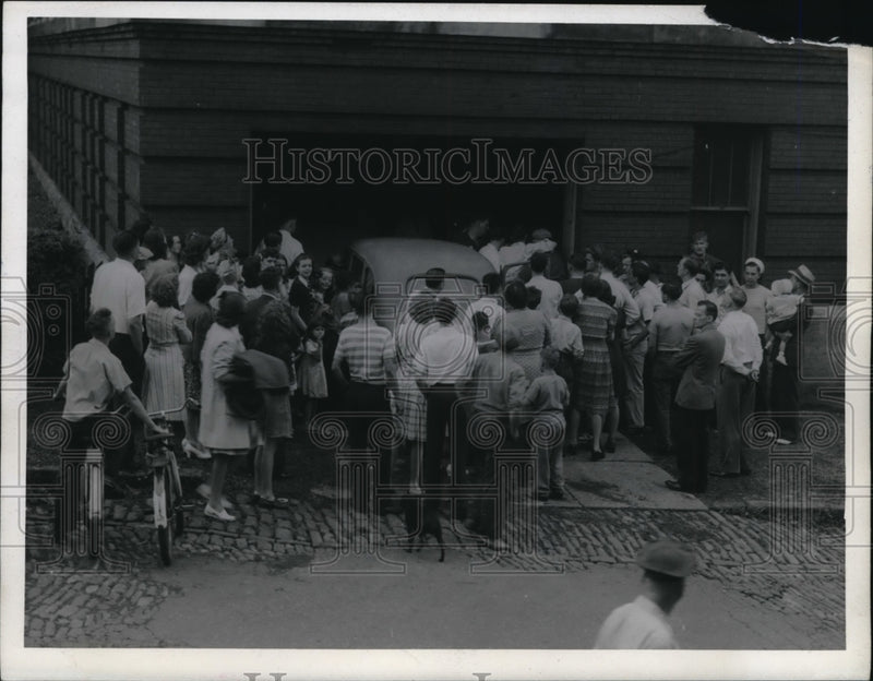 Load image into Gallery viewer, 1943 Press Photo Food poisoning victims at picnic in Erie Pa treated
