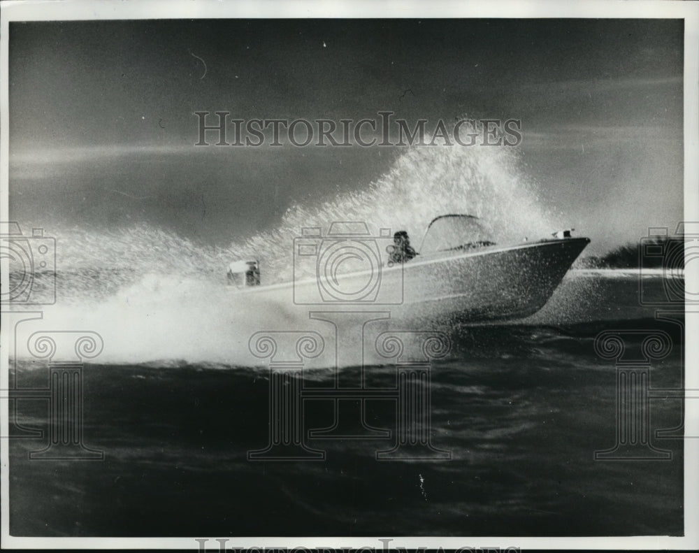 1962 Press Photo Outboard motorboat & passengers enjoy day on lake