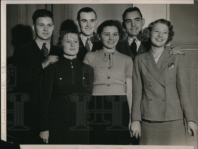 Load image into Gallery viewer, 1936 Press Photo 4-H Blue Ribbon Health champs Mf Sellers,M Eckberg,CA Abbott Jr
