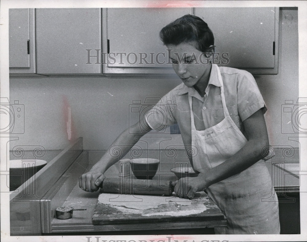 Press Photo Tom Spevak rolling dough for cinnamon rolls