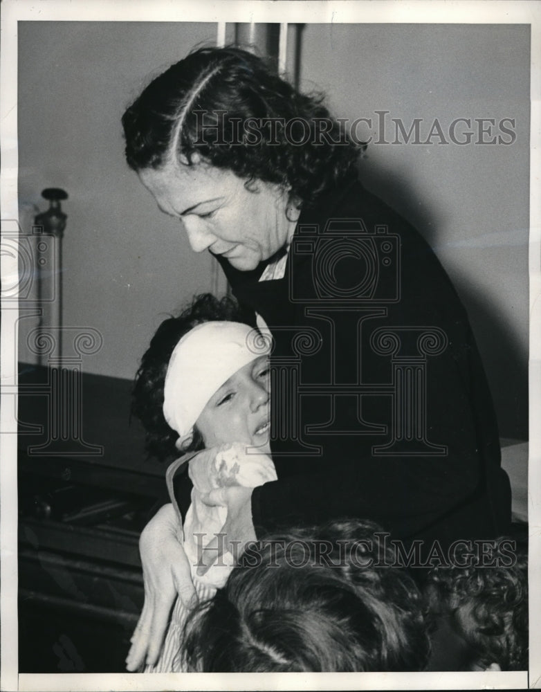 Load image into Gallery viewer, 1946 Press Photo LA Calif Margaret Alva &amp; mom Mrs Alva hit by a auto

