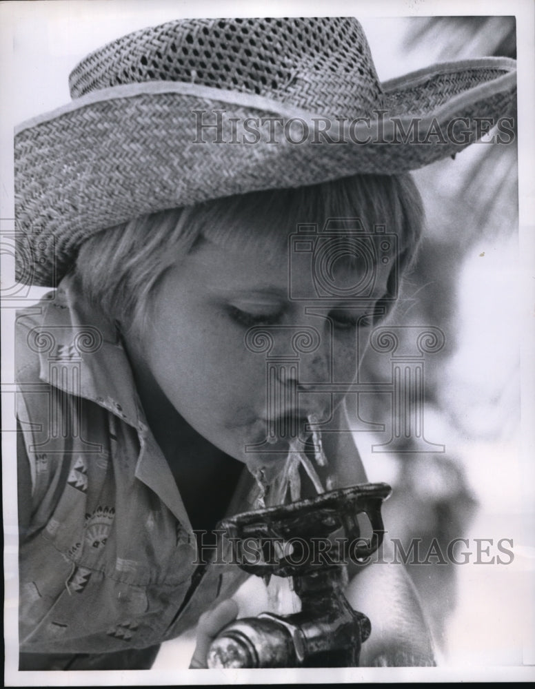 1959 Press Photo St Petersburg, Fla Linda Ann Jean age 7 at beach party