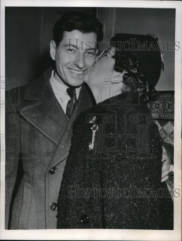 1947 Press Photo Mrs Harry Brock kisses her son Howard who is not found guilty