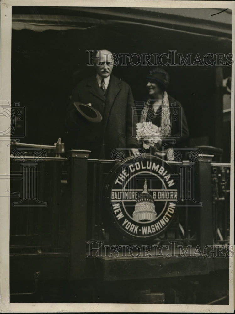 1940 Press Photo Retiring British Ambassador Sir Esme &amp; Lady Howard leaves US- Historic Images