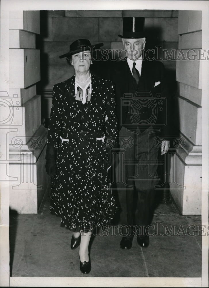 Load image into Gallery viewer, 1939 Press Photo Wash DC Sec of State Cordell Hull &amp; wife at the Capitol
