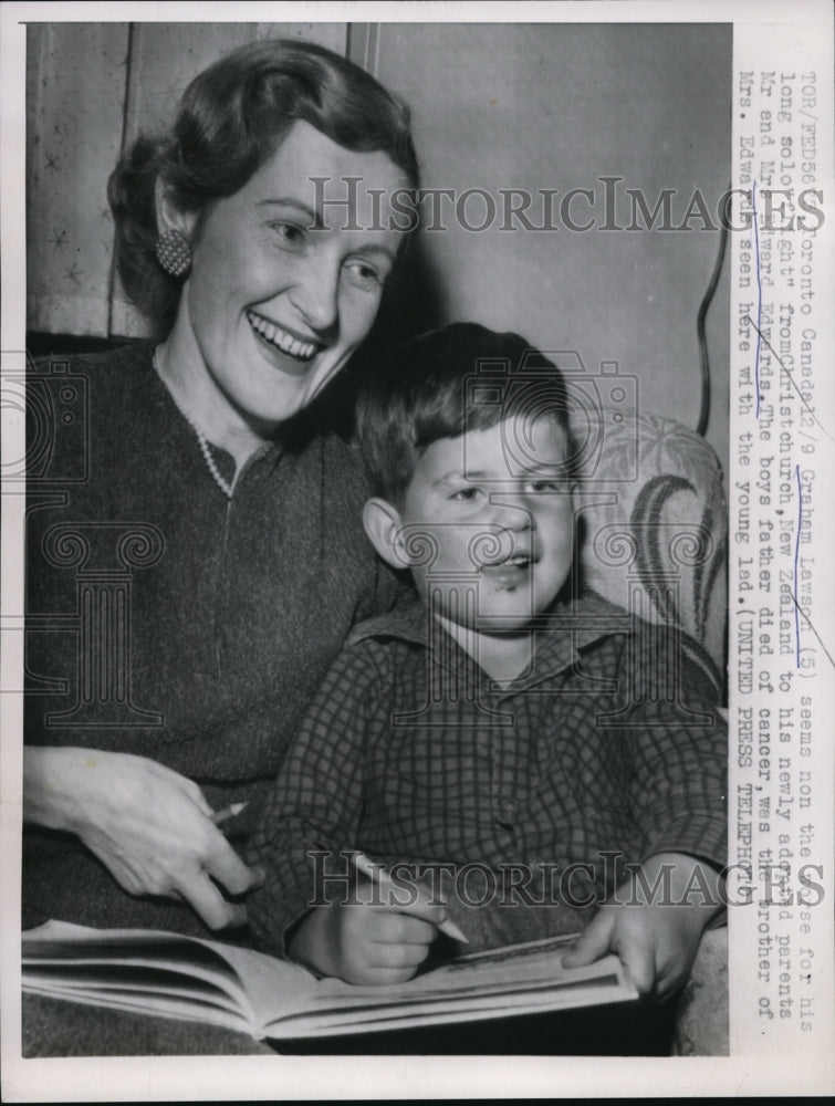 Load image into Gallery viewer, 1958 Press Photo Toronto Canada Graham Lawson age 5 &amp; mom Mrs Edward Lawson

