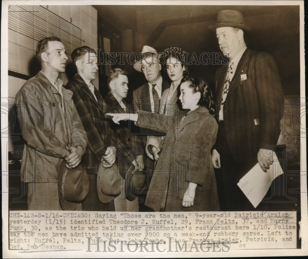 1948 Press Photo Chicago Patricia Arsier picks Theo Kuffel from line up robbers