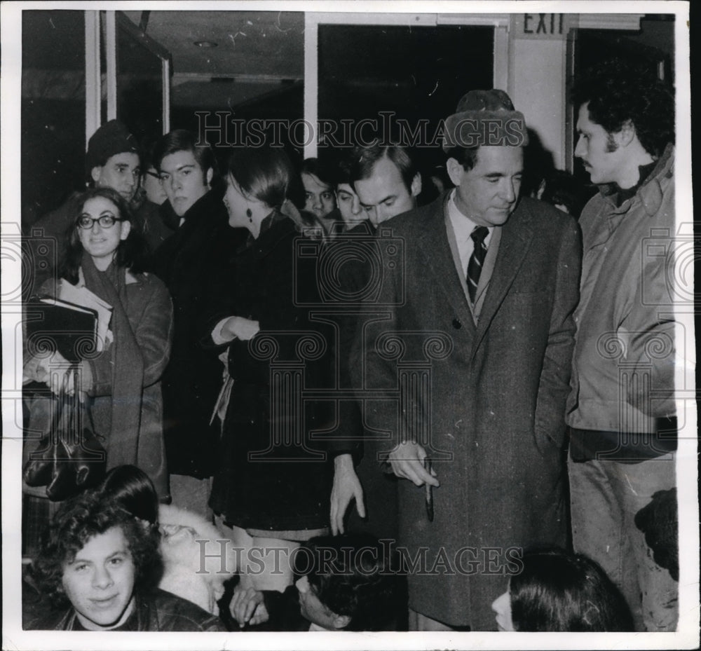 1969 Press Photo Waltham MassBrandeis U pres Morris Abram & students - ned03379