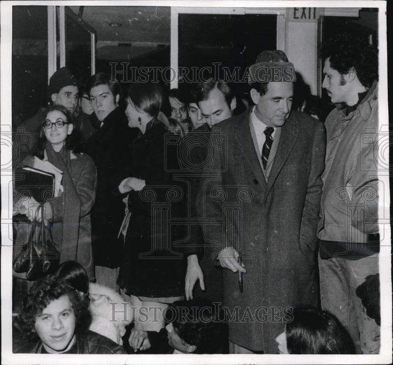Load image into Gallery viewer, 1969 Press Photo Waltham MassBrandeis U pres Morris Abram &amp; students - ned03379
