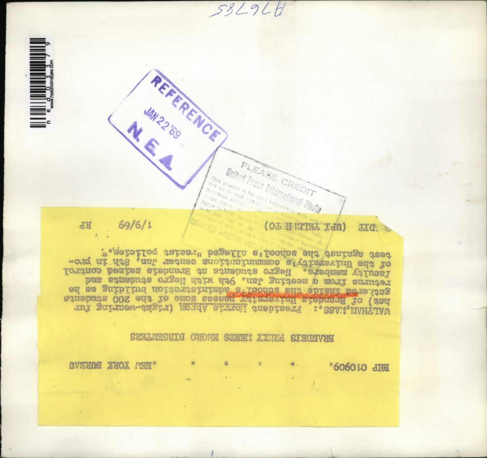 1969 Press Photo Waltham MassBrandeis U pres Morris Abram & students - ned03379