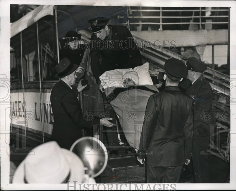 Load image into Gallery viewer, 1939 Press Photo nightmare voyage ends for Mrs Alvarez Munez

