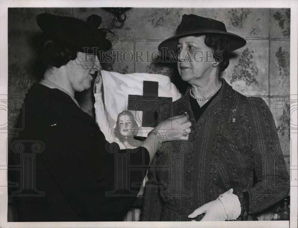 1939 Press Photo Wash DC Mrs Cordell Hull enrolled in Red Cross by Mrs E Morris