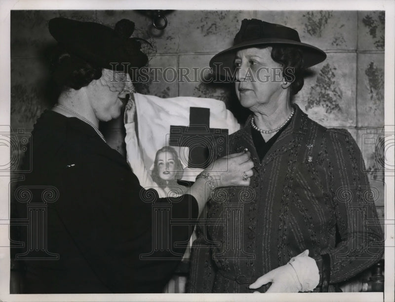 Load image into Gallery viewer, 1939 Press Photo Wash DC Mrs Cordell Hull enrolled in Red Cross by Mrs E Morris
