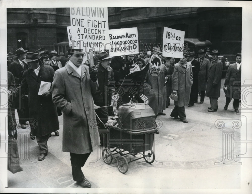 1946 Press Photo Eddystone Pa Pickets march on City Hall - ned03510