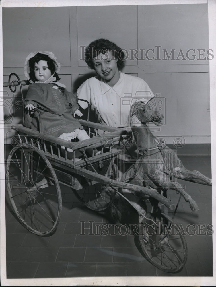 Load image into Gallery viewer, 1947 Press Photo Mrs. Lusk admires an exhibit at the Chicago Antiques Exposition
