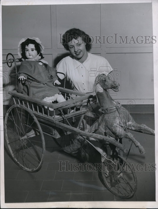 1947 Press Photo Mrs. Lusk admires an exhibit at the Chicago Antiques Exposition