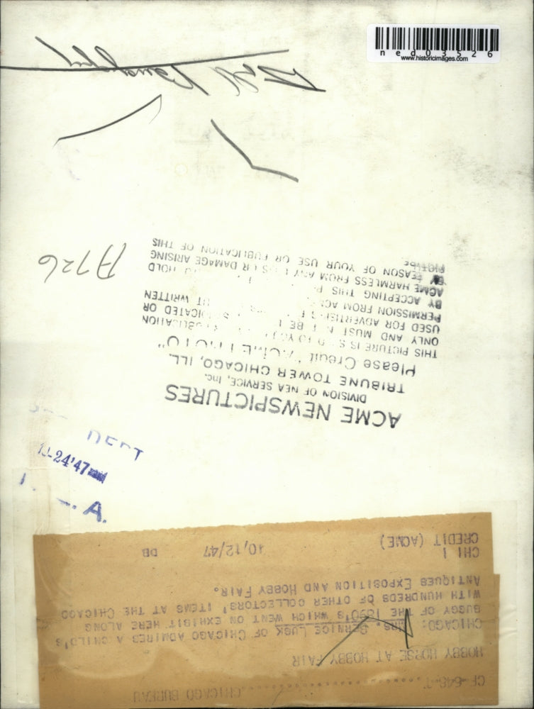 1947 Press Photo Mrs. Lusk admires an exhibit at the Chicago Antiques Exposition