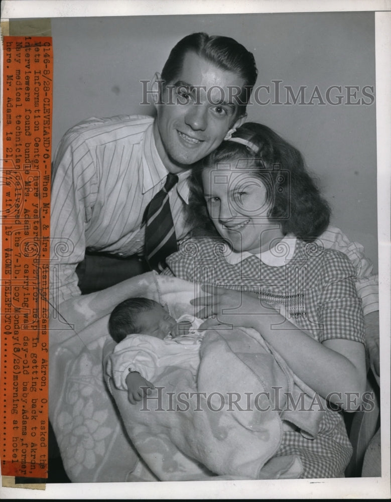 1946 Press Photo Husband Stanley Adams Delivers His Own Baby Son in Cleveland