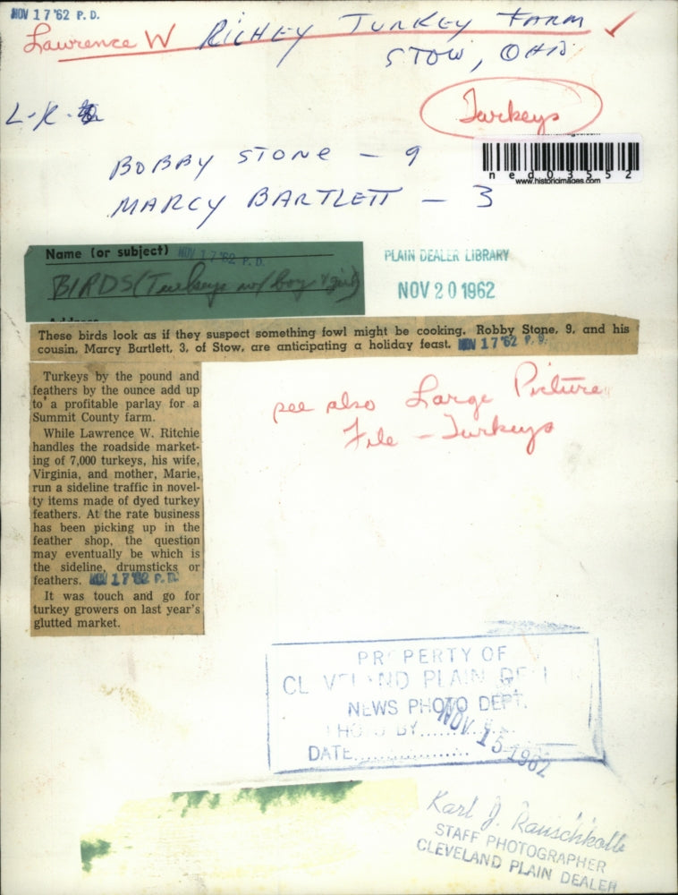 1962 Press Photo Bobby Stone and Marcy Bartlett feeding the turkeys