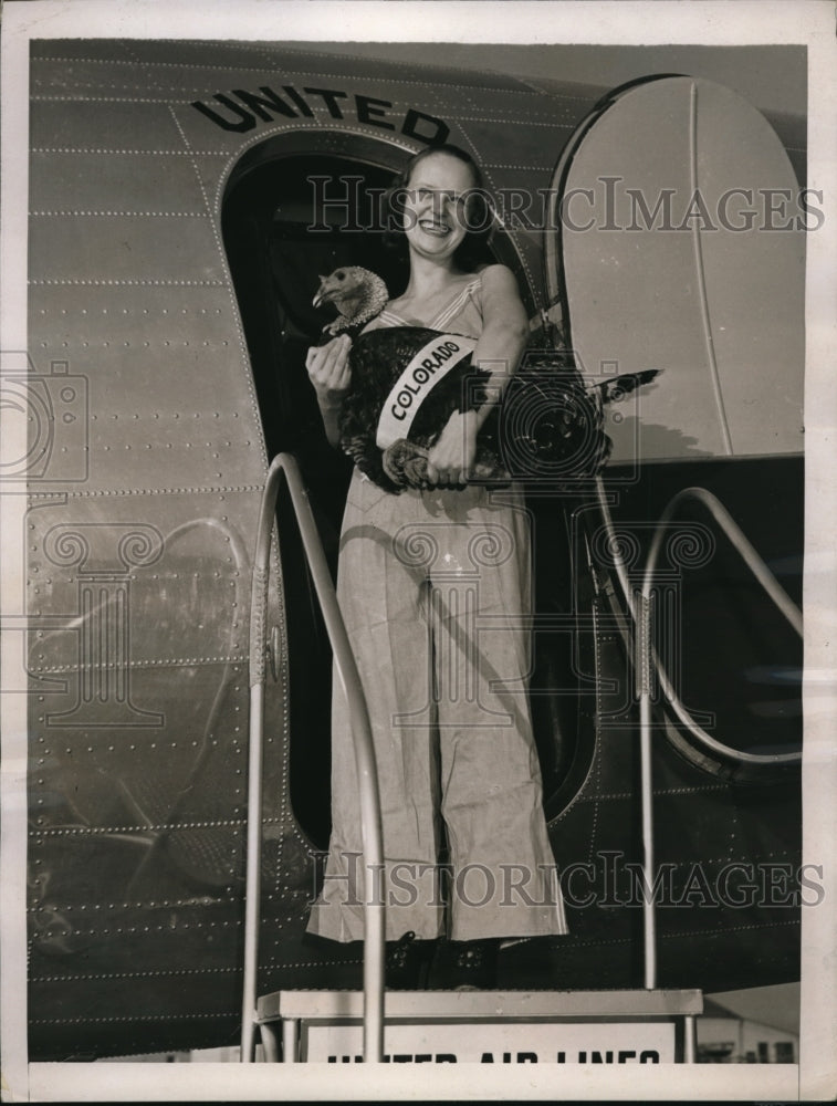 Load image into Gallery viewer, 1937 Press Photo The Roosevelt festive Board Ms. Sara Mifflin with her turkey
